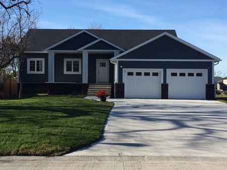 196 Diane Drive - House with Double Garage